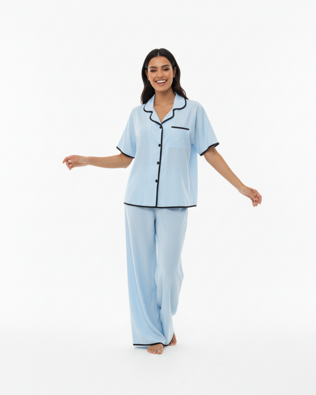 Hemelsblauwe zachte pyjamaset – top met korte mouwen en lange broek met zwarte bies
