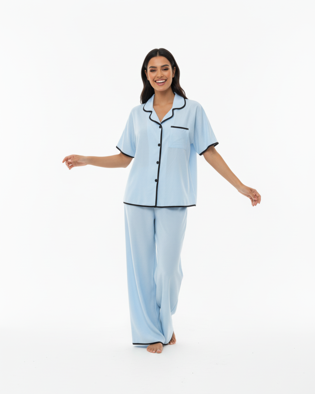 Hemelsblauwe zachte pyjamaset – top met korte mouwen en lange broek met zwarte bies