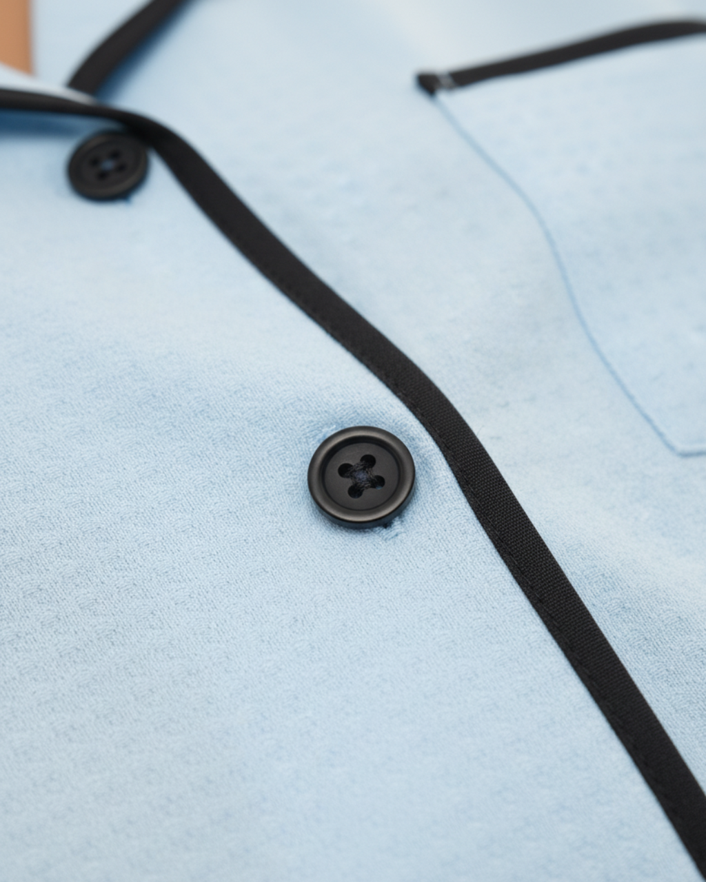 Hemelsblauwe zachte pyjamaset – top met korte mouwen en lange broek met zwarte bies
