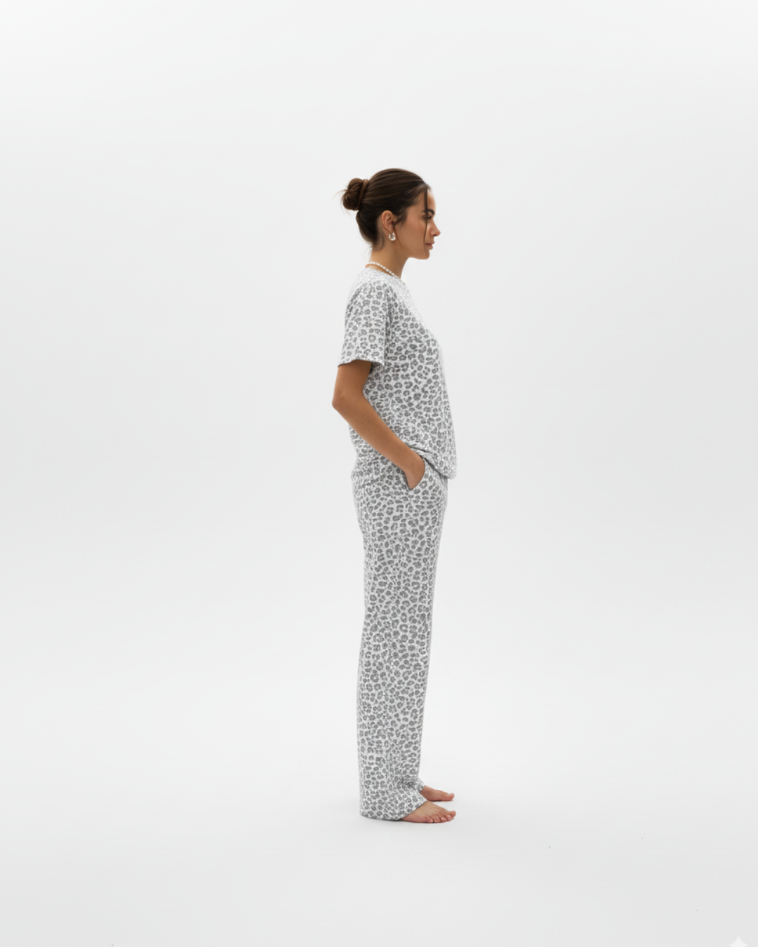 Damespyjamaset met luipaardprint – Top met korte mouwen en lange broek, verkrijgbaar in grijs of roze.