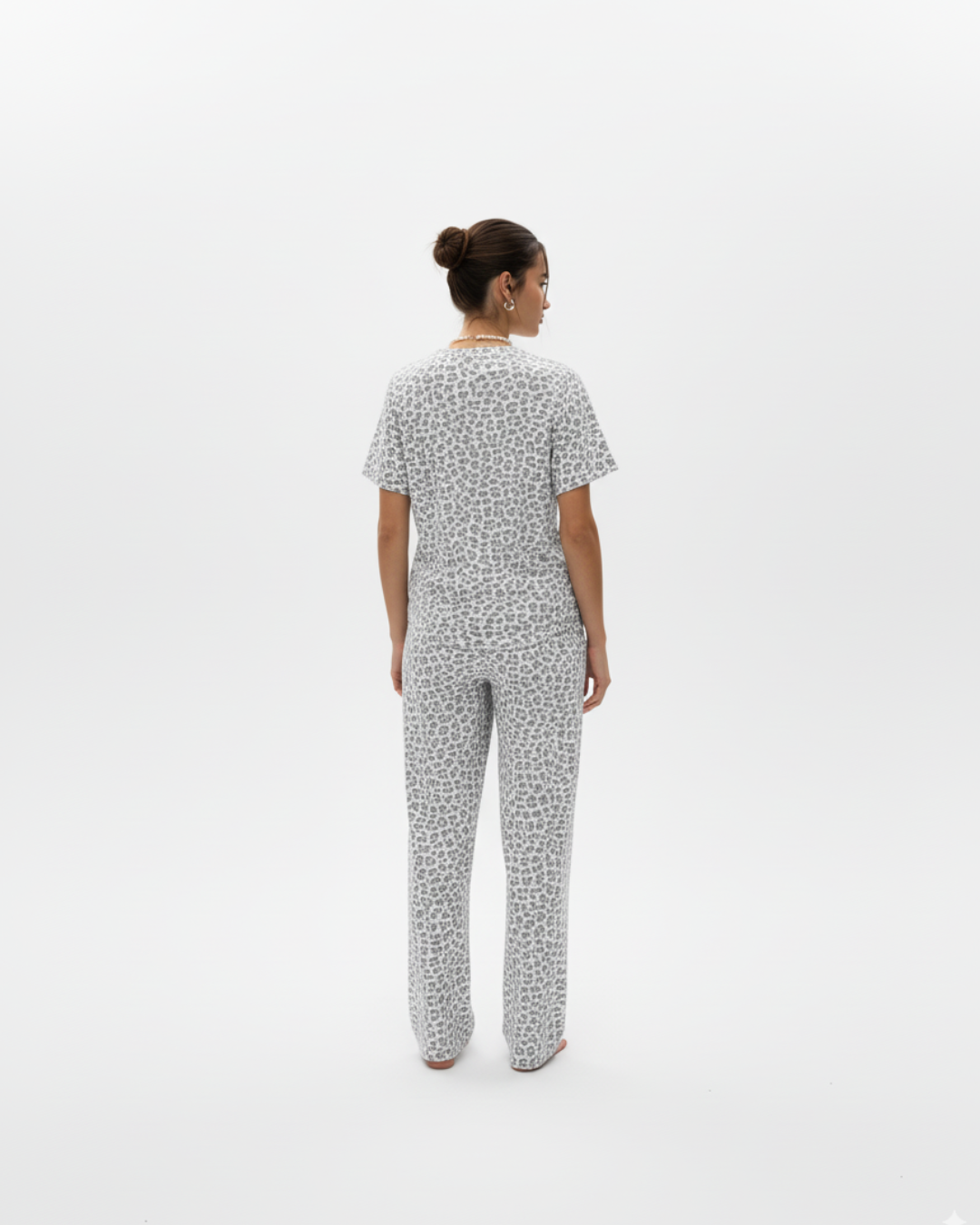 Damespyjamaset met luipaardprint – Top met korte mouwen en lange broek, verkrijgbaar in grijs of roze.