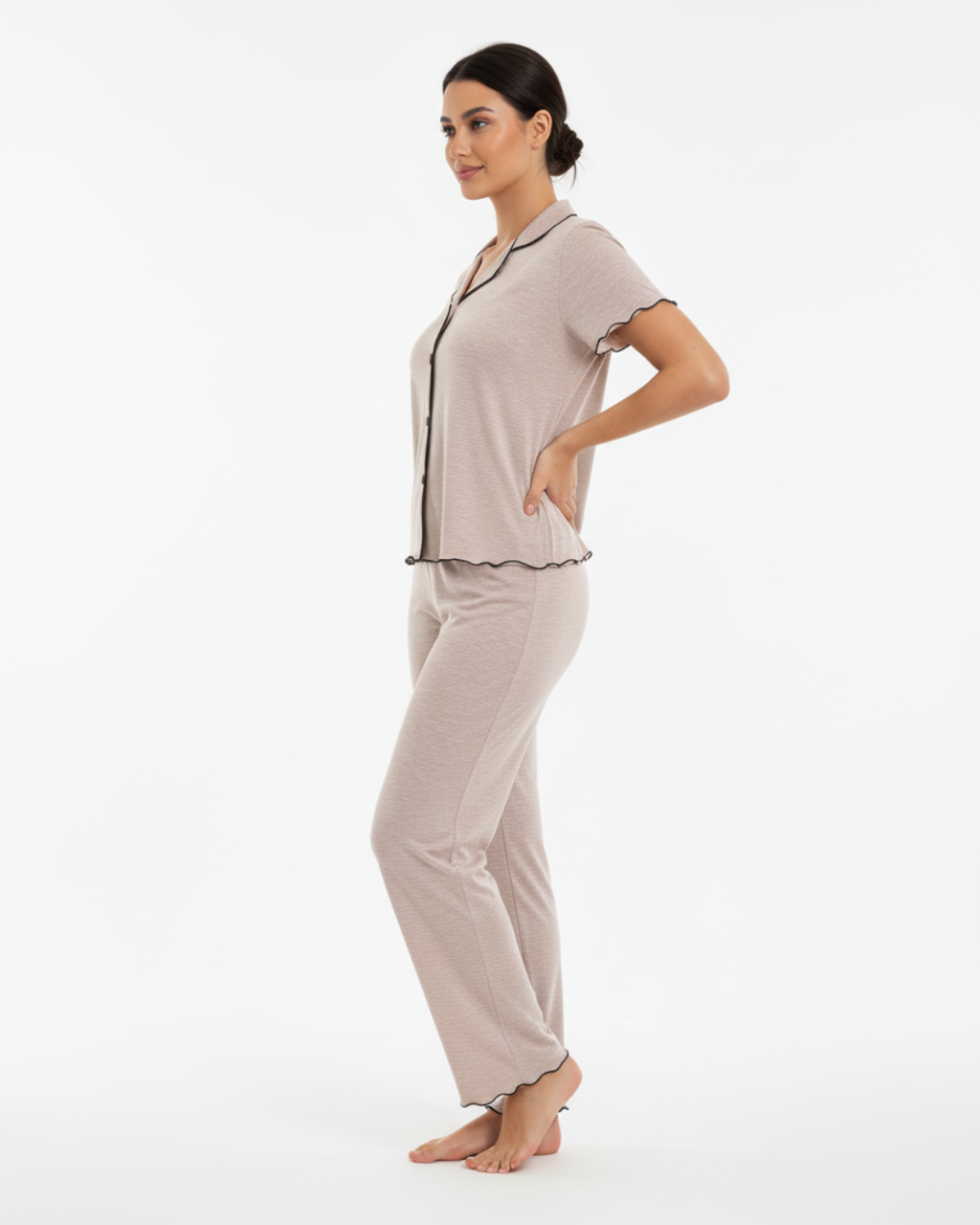 Beige damespyjamaset met zwarte bies – top met korte mouwen en lange broek