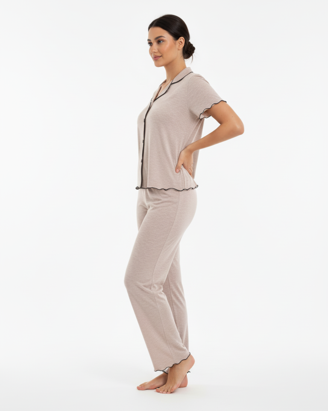 Beige damespyjamaset met zwarte bies – top met korte mouwen en lange broek