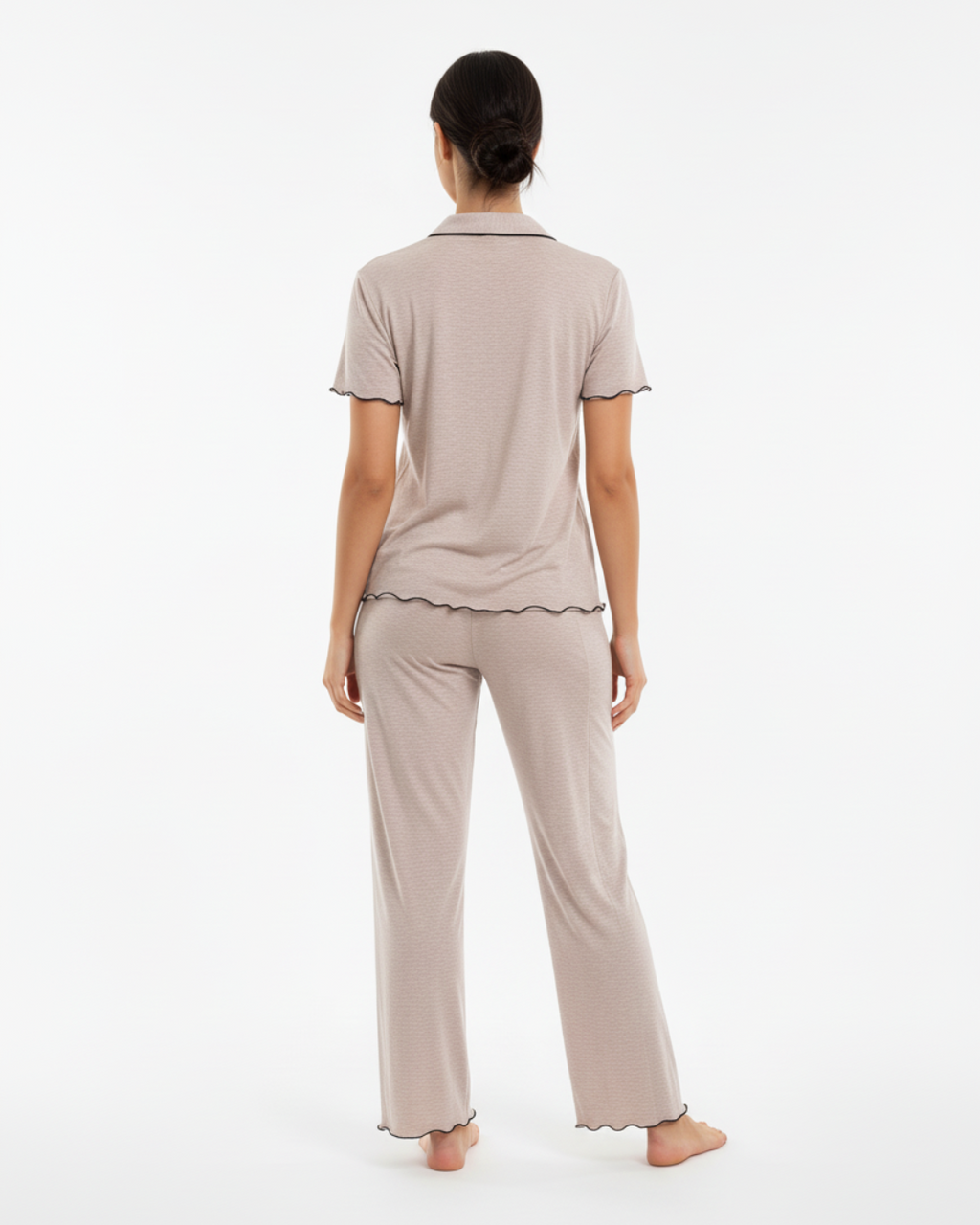 Beige damespyjamaset met zwarte bies – top met korte mouwen en lange broek
