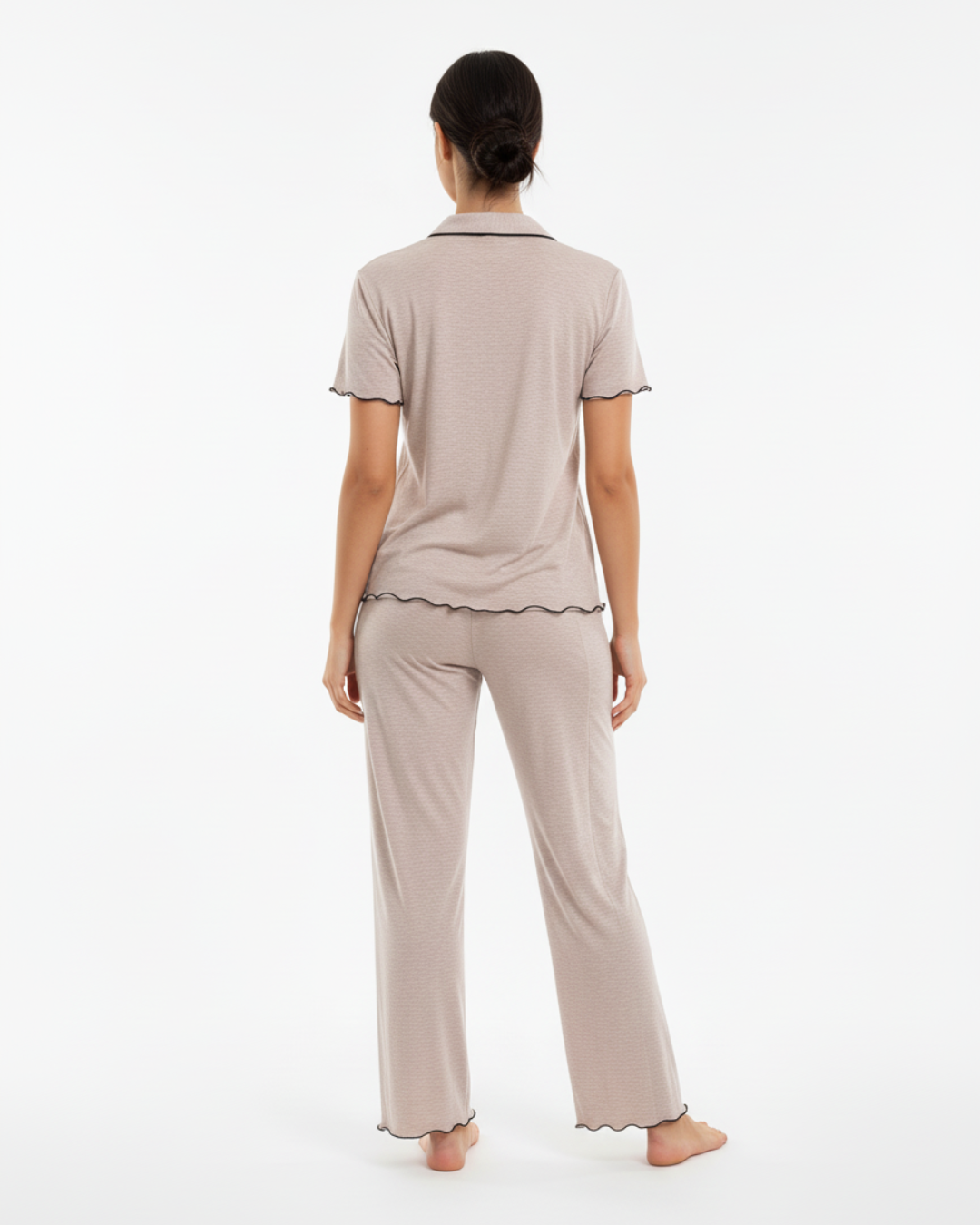 Beige damespyjamaset met zwarte bies – top met korte mouwen en lange broek