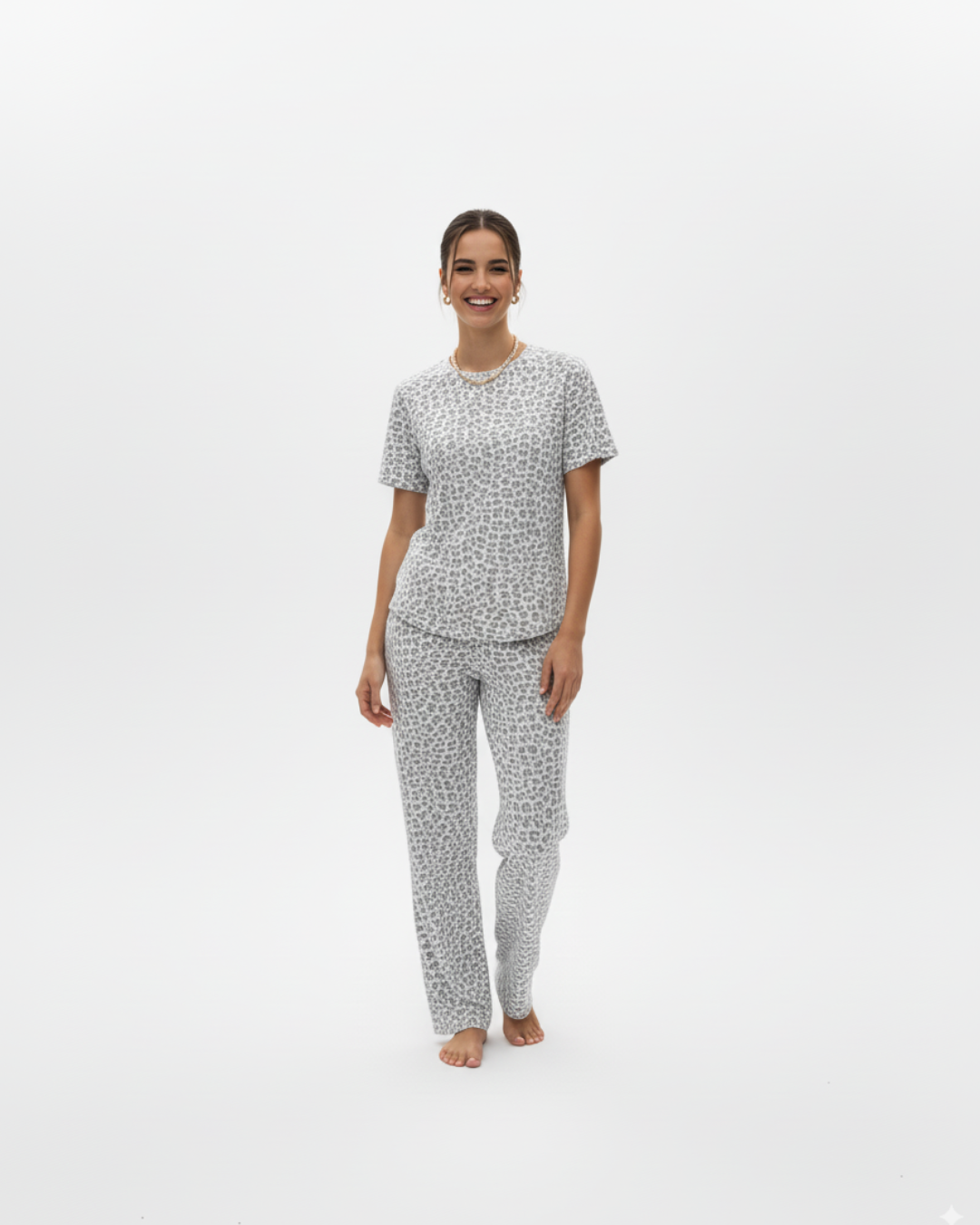 Damespyjamaset met luipaardprint – Top met korte mouwen en lange broek, verkrijgbaar in grijs of roze.
