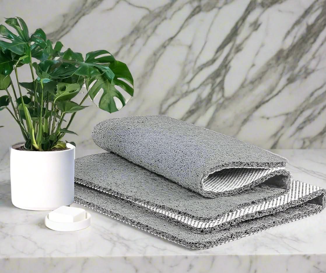 Non-slip shower mat with hygienic drainage system
