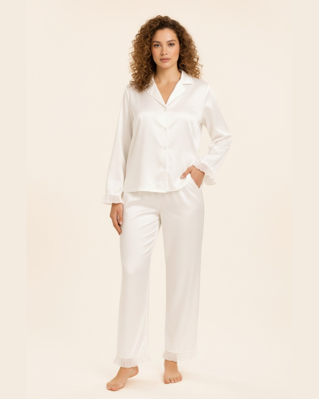 Damespyjamaset met lange mouwen - Witte satijnen blouse met lange mouwen en bijpassende broek