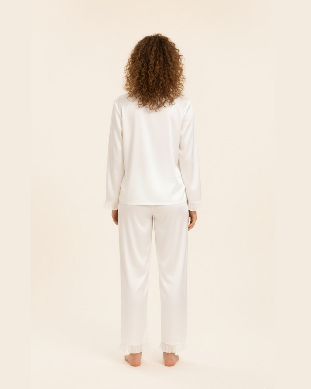 Damespyjamaset met lange mouwen - Witte satijnen blouse met lange mouwen en bijpassende broek