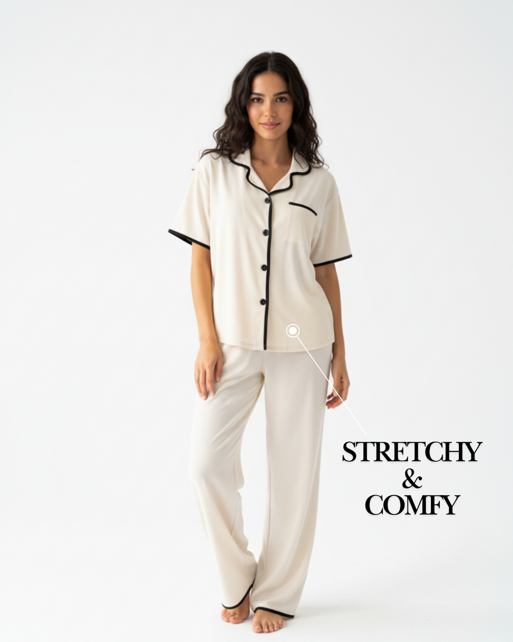 Zachte crèmekleurige pyjamaset – top met korte mouwen en lange broek