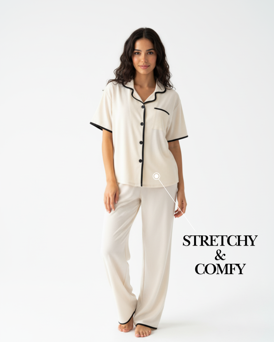 Zachte crèmekleurige pyjamaset – top met korte mouwen en lange broek