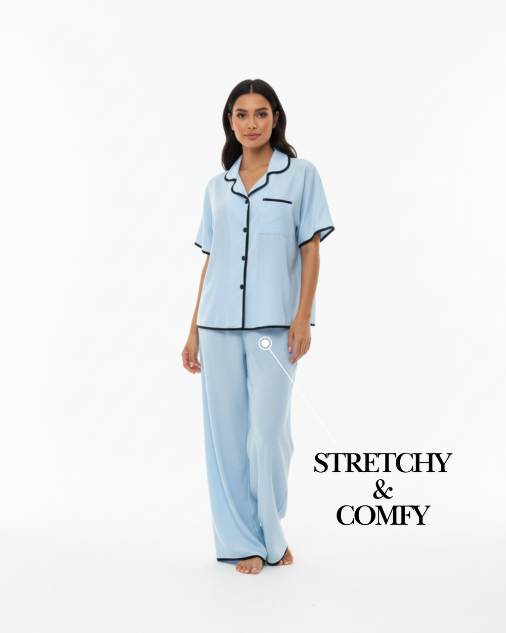 Hemelsblauwe zachte pyjamaset – top met korte mouwen en lange broek met zwarte bies