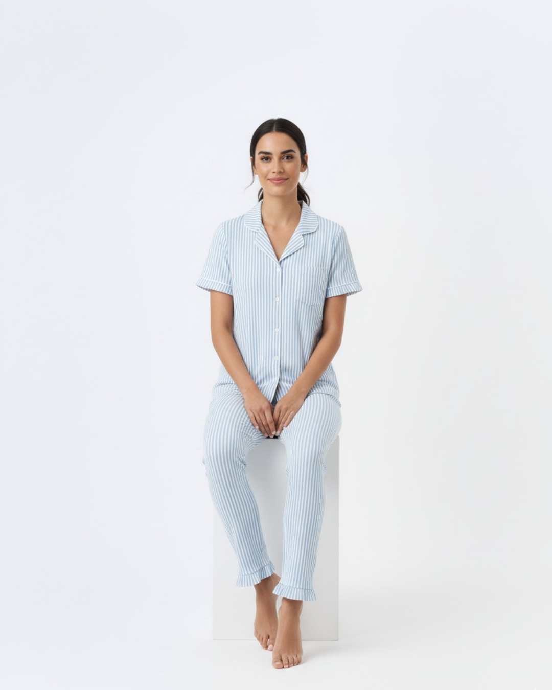 Damespyjama van katoen – Blauw-wit gestreepte nachtkleding met knoopjes, top met korte mouwen en broek – Zachte, ademende loungewear