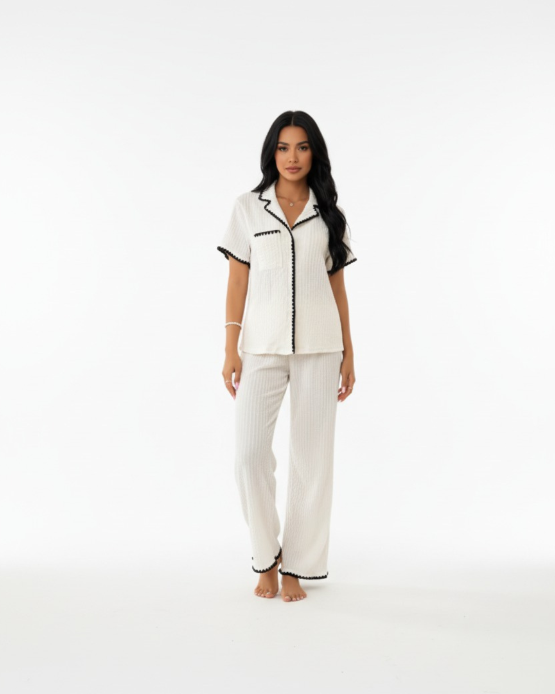 Damespyjamaset in wit/beige – top met korte mouwen en knoopsluiting en lange broek