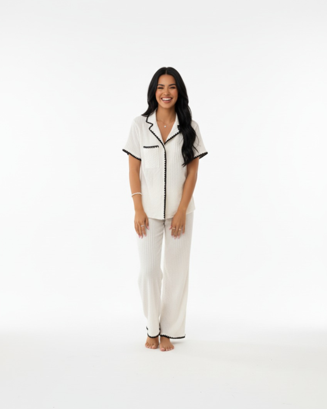 Damespyjamaset in wit/beige – top met korte mouwen en knoopsluiting en lange broek