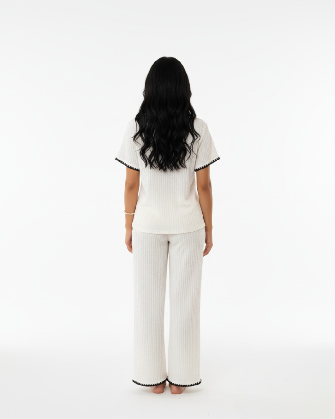 Damespyjamaset in wit/beige – top met korte mouwen en knoopsluiting en lange broek