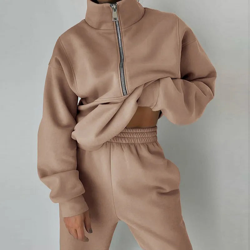 Sporty Two-Piece Tracksuit for Women – Relaxed Fit, High Collar and Zip-Up Design