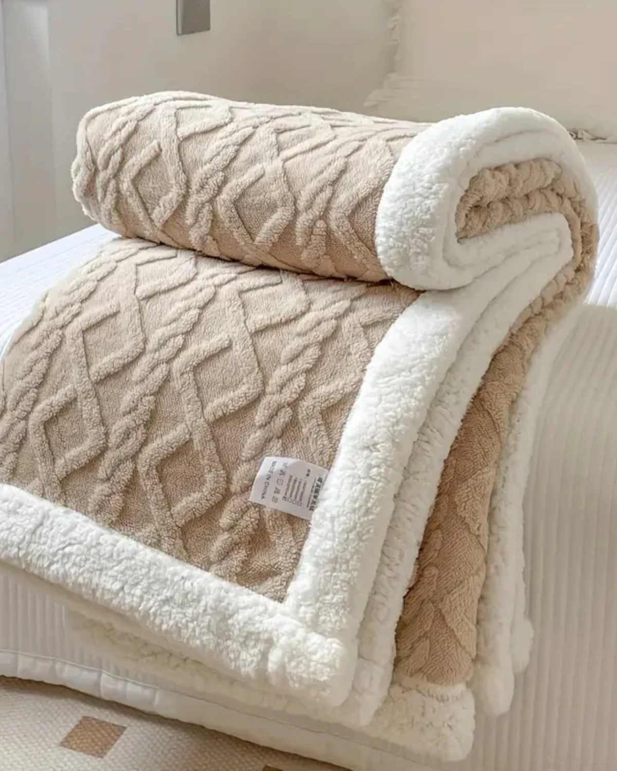 Luxurious Snuggle Throw with a Velvety-Soft Texture for Ultimate Comfort